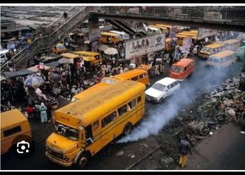 Eight injured as ‘Molue’ rams into road median in Lagos