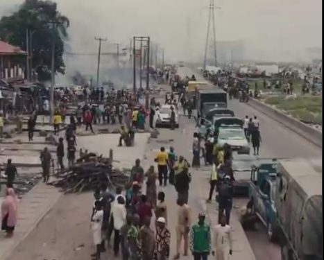Lagos Begins Demolition of Illegal Structures on Lagos-Badagry Expressway Median
